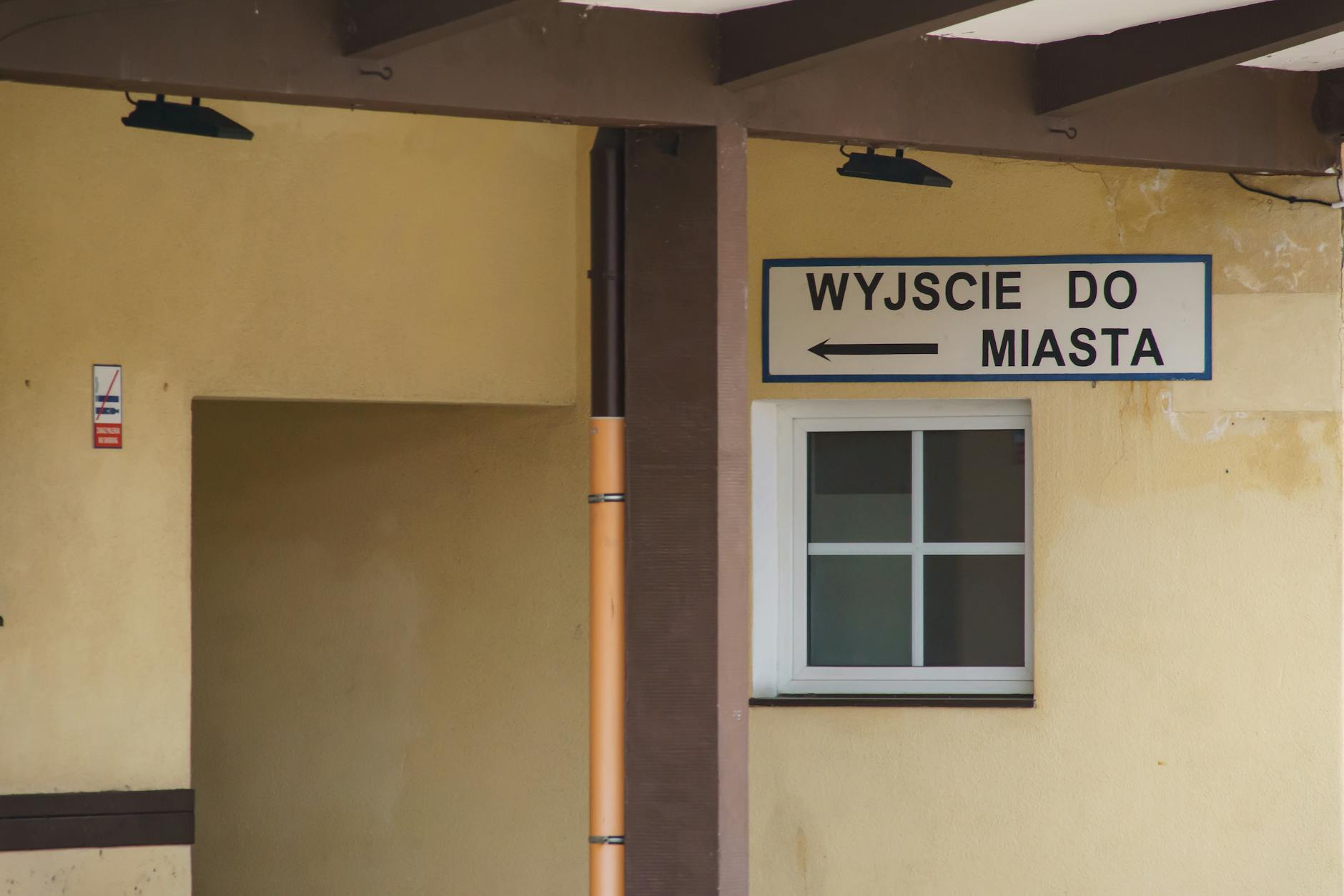 Grafika symbolizująca budynek Urzędu Miasta Mysłowice z tekstem o nowych ofertach pracy