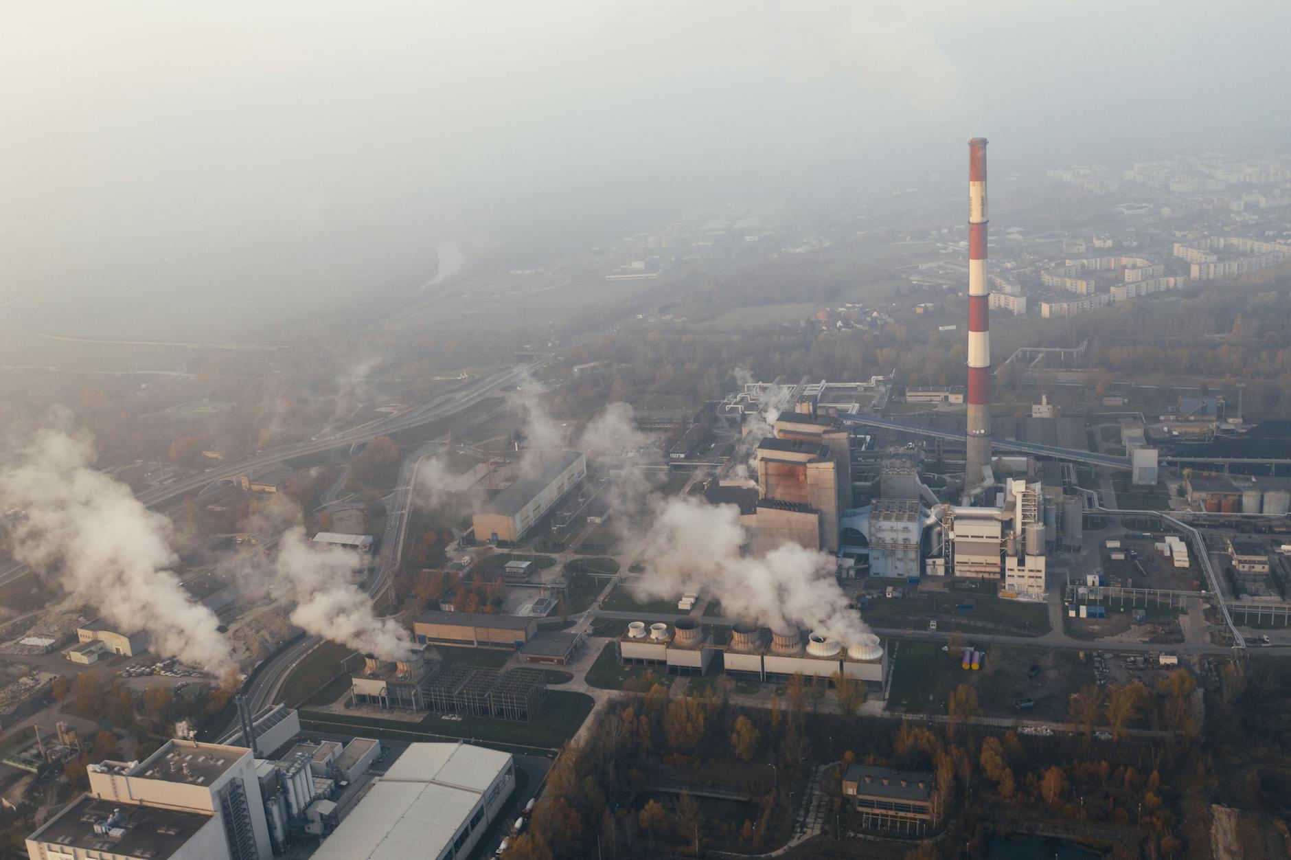 Ilustracja przedstawiająca problemy ze smogiem w Mysłowicach i życie miejskie.